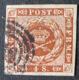 [Royal Emblem - Wavy Lines in Background, type D]