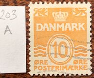 [Wavy Lines - Steel Engraving. 1 White Field on Left Lion's Top Paw, type AS7]