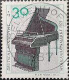 [Charity Stamps - Musical Instruments, típus VB]