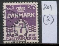 [Wavy Lines - Steel Engraving. 1 White Field on Left Lion's Top Paw, tip AS4]