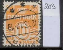 [Wavy Lines - Steel Engraving. 1 White Field on Left Lion's Top Paw, tip AS6]