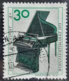 [Charity Stamps - Musical Instruments, típus VB]